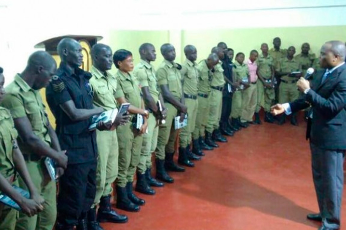 La Universal de Kirinya, en Uganda, recibe la visita de decenas de policías